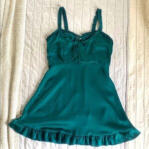 Lottie Moss - Elegant Emerald Green Mini Dress w/ Ruffled Hem